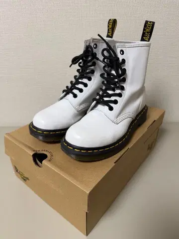 닥터마틴 8홀 화이트 UK4 EU37