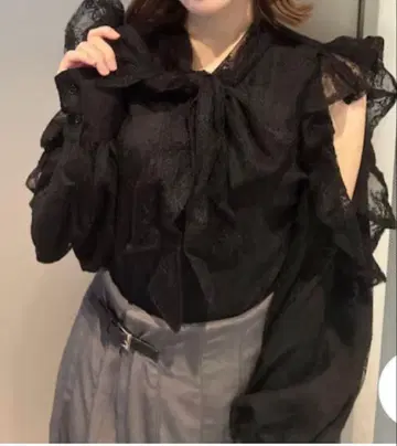 레이스 콜드 숄더 리본 블라우스 Royal party