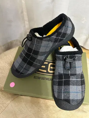 KEEN 하우저 슬립온 그레이 계열 체크 무늬