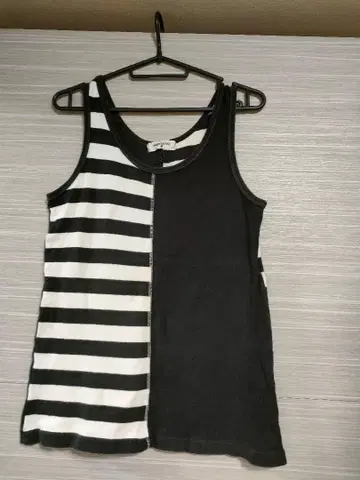 마리콴트 F 쇼와 레트로 스트라이프와 블랙 슬리브리스 상의