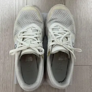 On Cloudpulse 여성용 화이트 스니커즈