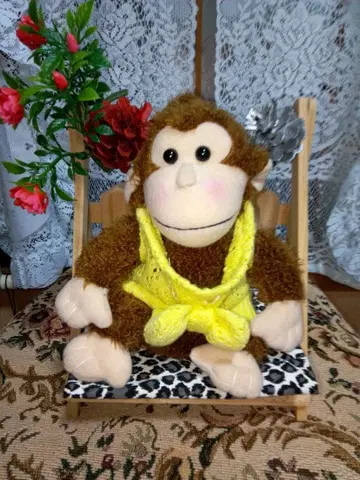 몸을 움직이고 노래하는 원숭이 봉제 인형