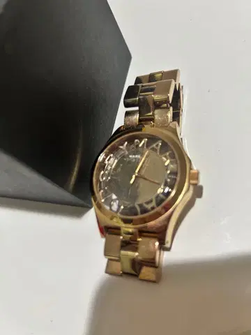 MARC BY MARC JACOBS 골드 손목시계