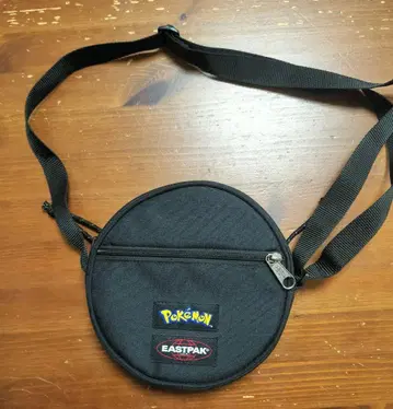 EASTPAK 포켓몬볼 숄더백