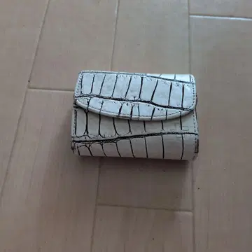 제트 세터 화이트 크로커다일풍 3단 폴더형 지갑