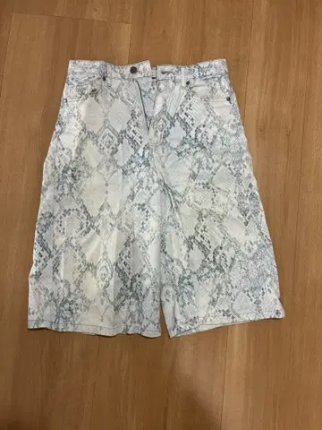 scuffers 라이트 블루 스네이크 프린트 쇼츠