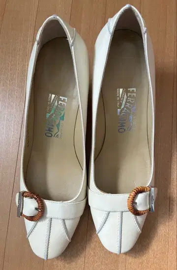 Ferragamo 베이지 화이트 펌프스