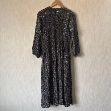 여성용 ACUTA 블랙 베이스에 화이트 무늬 롱 플리츠 원피스