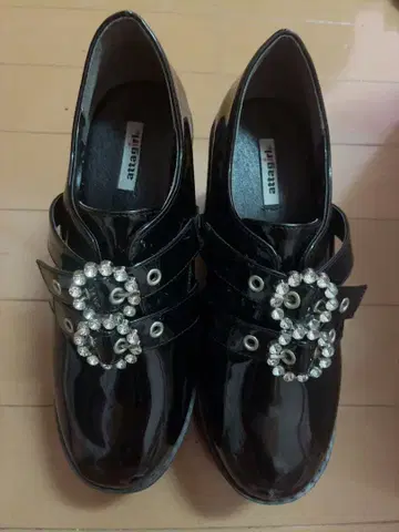 attagirl 비쥬 장식 블랙 하이힐