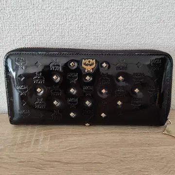 MCM 엠보싱 가공 블랙 장지갑