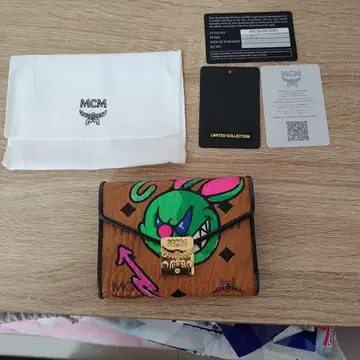 MCM 아트 프린트 3단 폴더형 지갑 한정판 컬렉션