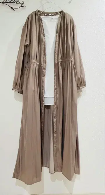 유니클로 두꺼운 원단 실크 느낌 베이지 롱 셔츠 원피스 M