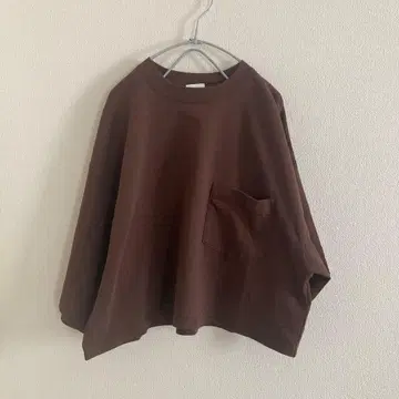 더 신존 크롭 티 브라운