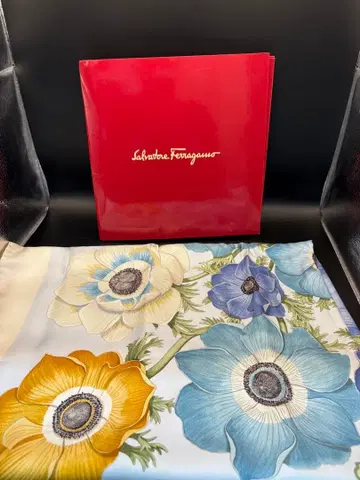 Salvatore Ferragamo 꽃무늬 실크 스카프