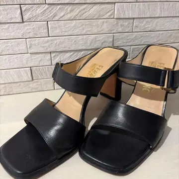Ferragamo 블랙 뮬 하이힐