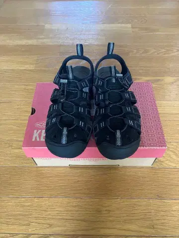 KEEN CNX 블랙 샌들