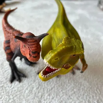 공룡 티라노사우루스와 카르노타우루스, 기타