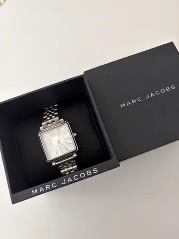 MARC JACOBS 실버 스퀘어 손목시계 워치