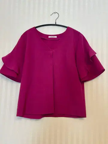 프릴 소매 마젠타 V넥 상의