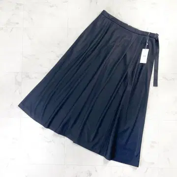 새상품 23구 벨트 부착 턱 플레어 스커트 블랙 사이즈 46*MD186