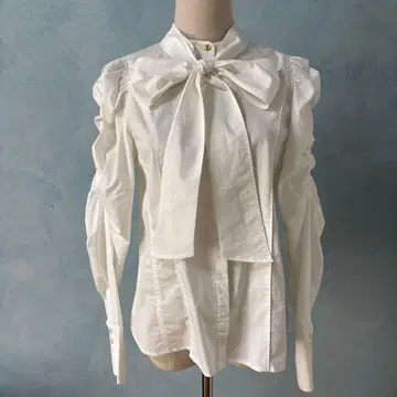 Apuweiser-riche 보타이 포함 화이트 블라우스