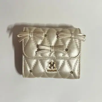 NICE CLAUP 화이트 퀼팅 지갑