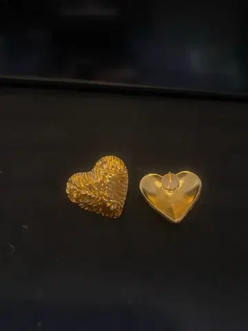 골드 컬러 하트형 귀걸이 (양쪽 귀용)