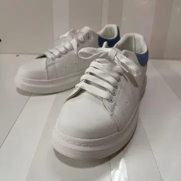 미사용 새상품 ALEKAODEMCOUEEN 화이트/블루 통굽 스니커즈