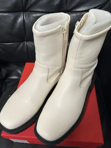 미사용 새상품 화이트 인조 가죽 부츠 사이즈 37