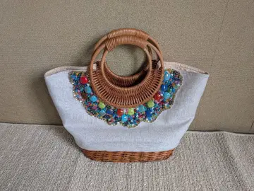 비즈 장식이 달린 라탄 바스켓백