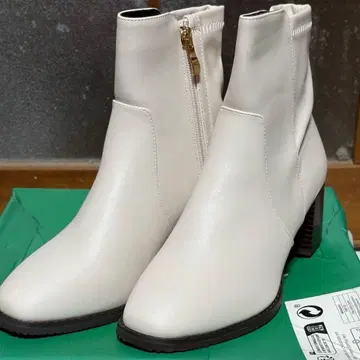 새상품 미사용 오리엔탈 트래픽 화이트 지퍼 부츠