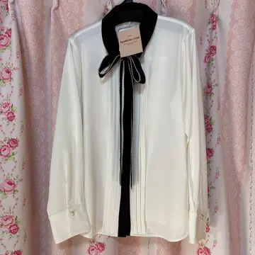 Apuweiser-riche 배색 스칼라 자수 보타이 블라우스