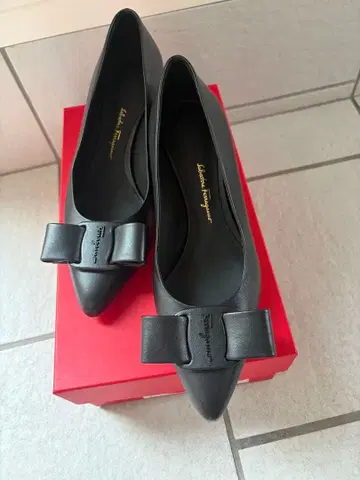 페라가모 블랙 리본 포함 스틸레토 펌프스