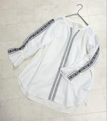 UNTITLED 언타이틀 자수 스키퍼 블라우스 M 화이트