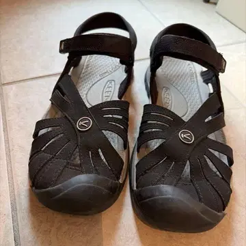 KEEN 로즈 샌들 블랙 25cm