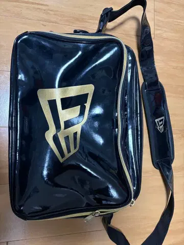 뉴에라 NEW ERA 에나멜 광택 블랙 숄더백 골드 로고