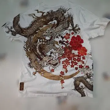 [ 수이카라쿠리타마시 ] 용 자수 T셔츠 화이트