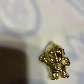 골드 컬러 검을 든 캐릭터 피규어