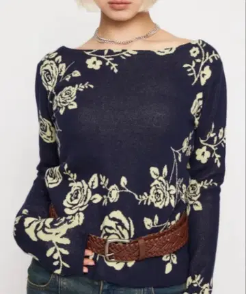 새상품급 러그아젬 FLOWER JAQUARD 니트 여성용 긴팔 네이비