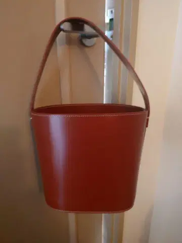 SamanthaThavasa 빨간색 버킷형 가죽 백