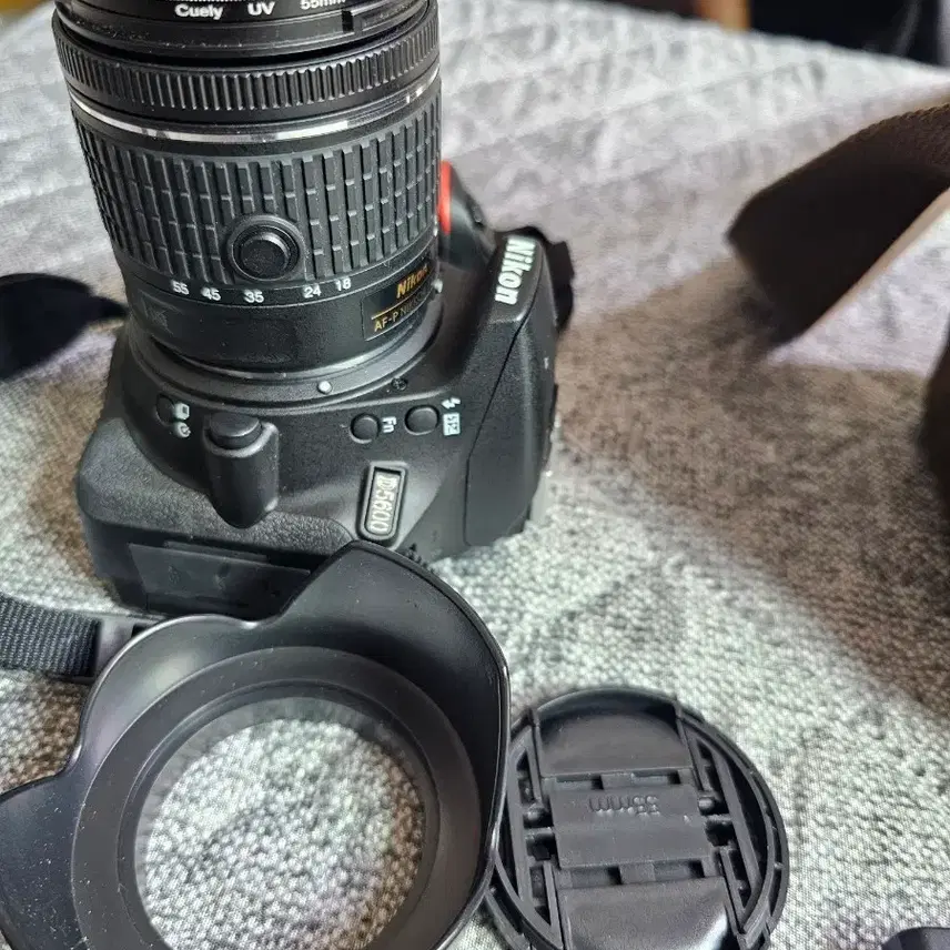 입문용 니콘 D5600 DSLR 카메라입니다