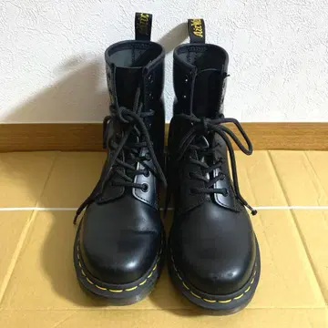 [닥터마틴] 8홀 부츠 블랙 UK5 사용감 있음