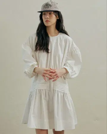 호쿠스포쿠스 화이트 프릴 벌룬 슬리브 드레스