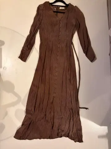 프레이아이디 브라운 플리츠 롱 원피스 긴팔 버튼 포함