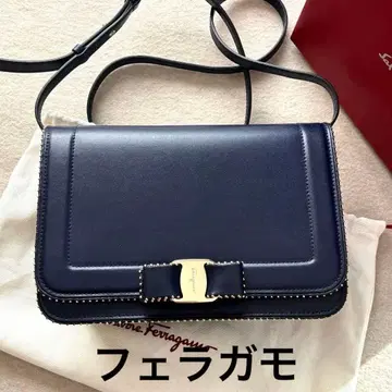 거의 새상품 페라가모 바라 리본 숄더백 네이비 도트