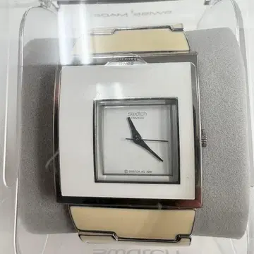 Swatch 스퀘어형 손목시계 화이트 YUS114G