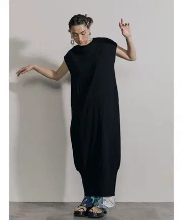 2603089 UN3D. 베이직 코쿤 니트 원피스 블랙