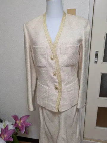 다나 캐런의 아이보리 스커트 수트 버튼 포함