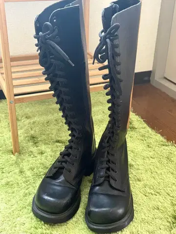 Dr. Martens 롱 부츠 20홀