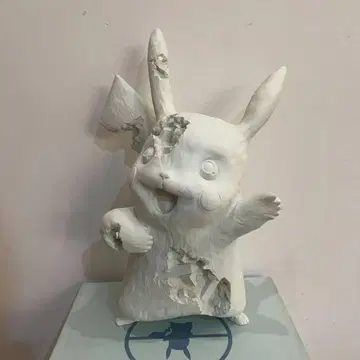 다니엘 아샤르 x 포켓몬 피카츄 파랑 조각 아트입니다